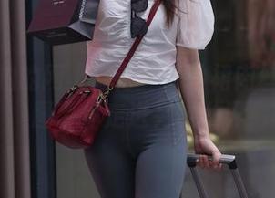 魔镜街拍的网上冒泡——纱裙肉丝美女原图带你走进另类世界